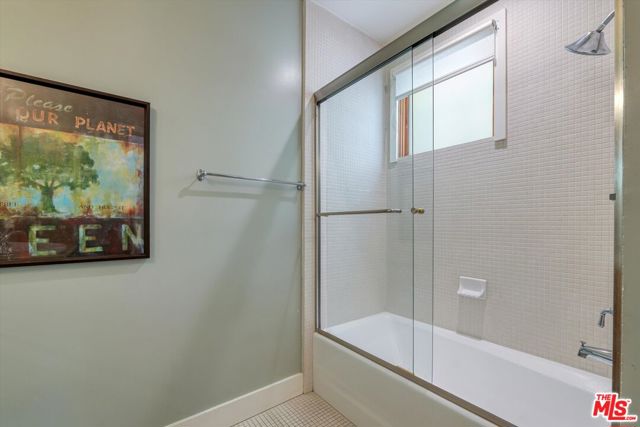 130 N Swall Drive, Beverly Hills CA: https://media.crmls.org/mediaz/ea767298-7ee1-4ae5-9ad1-0acbd153fb52.jpg