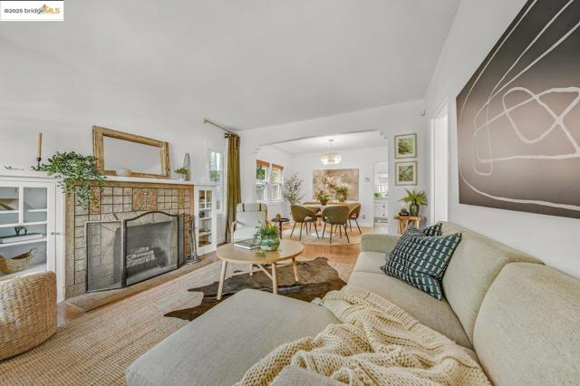 5925 Outlook Ave, Oakland CA: https://media.crmls.org/mediaz/ea767bcd-e87f-4663-8d8b-a3cbb87212af.jpg