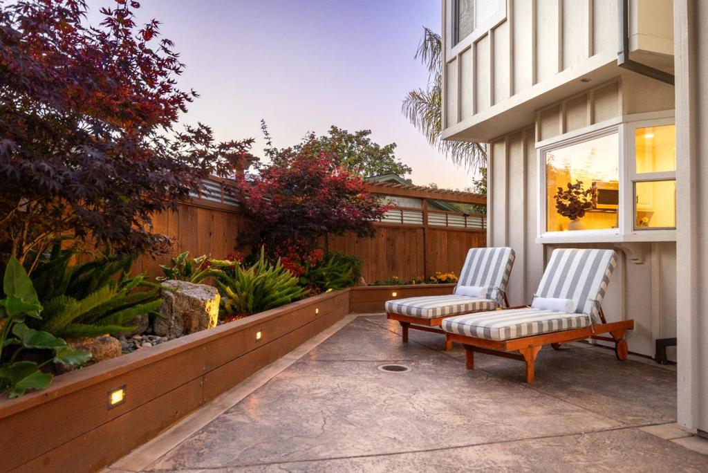 https://media.crmls.org/mediaz/ea769b41-c34a-45a8-a2e0-b08323e7602e.jpg?preset=X-Large