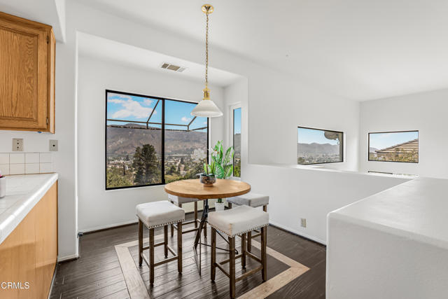 800 Manor Ridge Road, Santa Paula CA: https://media.crmls.org/mediaz/ea781502-14a3-406b-81e6-0ff011c88e02.jpg