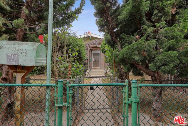 717 Marco Place, Venice CA: https://media.crmls.org/mediaz/ea788a6f-efcf-49d1-a15d-e06c11e3d04c.jpg