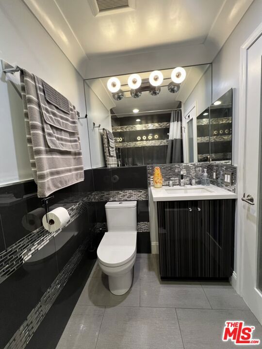 950 N Kings Road, West Hollywood CA: https://media.crmls.org/mediaz/ea7b2093-3d0b-4464-99ad-a369dd633301.jpg