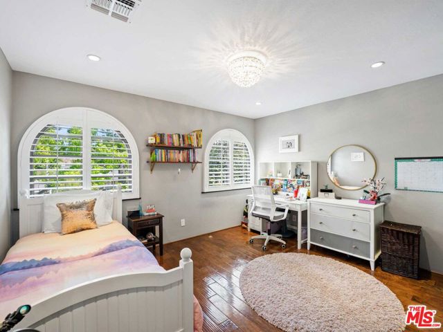 4057 Farmdale Avenue, Studio City CA: https://media.crmls.org/mediaz/ea7b4756-b35f-4b67-8e09-582ab836d659.jpg