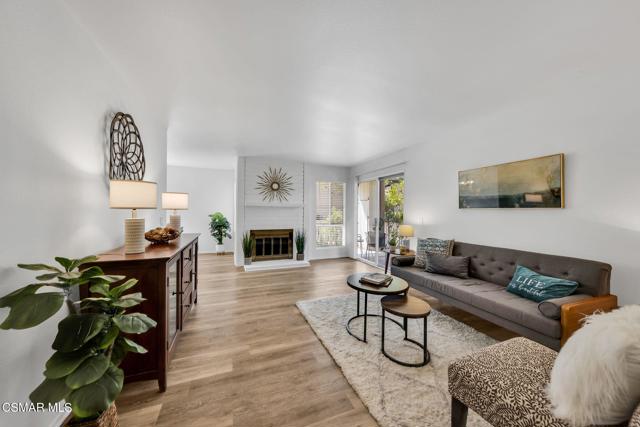 224 Oakleaf Drive, Thousand Oaks CA: https://media.crmls.org/mediaz/ea7b9eee-36e2-47e1-9dbc-daa22a64f08b.jpg