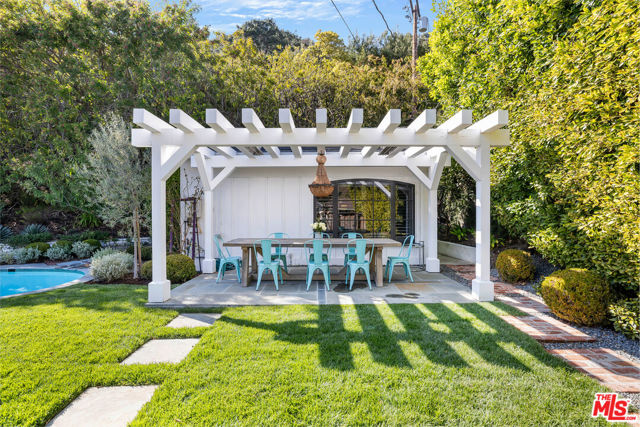 1801 San Ysidro Drive, Beverly Hills CA: https://media.crmls.org/mediaz/ea7bf7bd-710c-4282-831e-91de34d09319.jpg