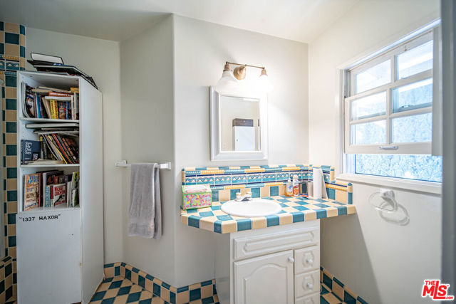 602 N Crescent Drive, Beverly Hills CA: https://media.crmls.org/mediaz/ea7c1746-8016-4fd3-9252-163bc6b40d5f.jpg
