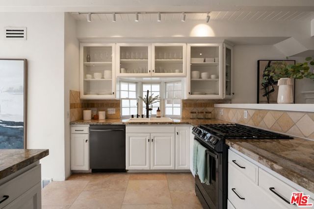 3011 Clune Avenue, Venice CA: https://media.crmls.org/mediaz/ea7d1726-6e61-4a93-9a6e-1186dcea562b.jpg