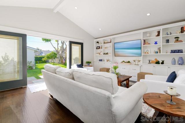 455 J Ave, Coronado CA: https://media.crmls.org/mediaz/ea7d1ed6-f01b-4757-a3a8-1f07d36f76cb.jpg
