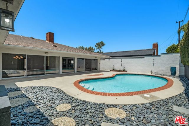 6616 Wooster Avenue, Los Angeles CA: https://media.crmls.org/mediaz/ea7d5c0a-bf8d-4e67-9540-6396e838506e.jpg
