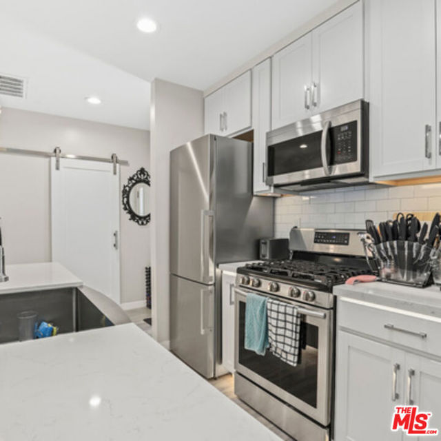 6526 6528 San Vicente Boulevard, Los Angeles CA: https://media.crmls.org/mediaz/ea7d9f49-a2d5-4390-a7d6-e41d0c201fcf.jpg