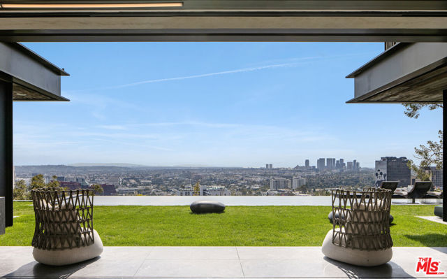 8741 St Ives Drive, Los Angeles CA: https://media.crmls.org/mediaz/ea7dd425-3fef-4f35-a2ed-507a8550ba87.jpg