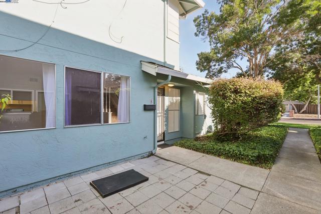 1042 Mohr Ln, Concord CA: https://media.crmls.org/mediaz/ea7e40a5-caa3-4d18-98ed-c787aed1ac5b.jpg