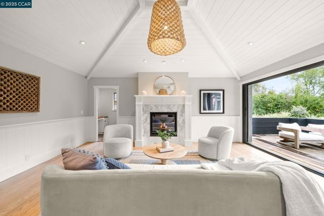 125 Sleepy Hollow Ln, Orinda CA: https://media.crmls.org/mediaz/ea7e8442-6f7c-480d-a001-37998b2d739a.jpg