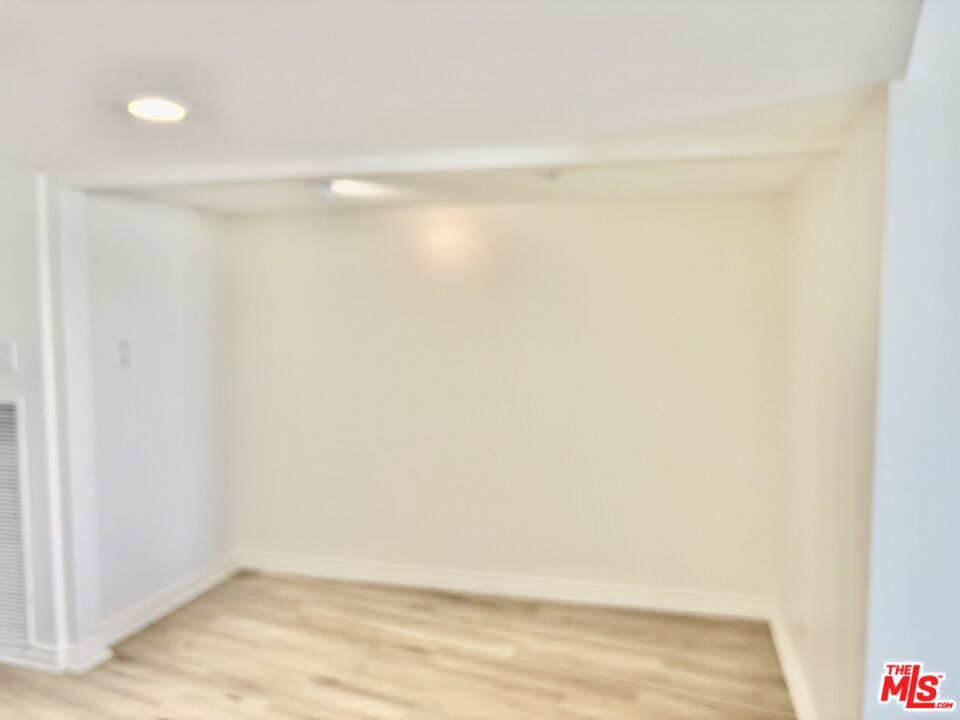https://media.crmls.org/mediaz/ea7e84ce-d016-4e42-a09a-013425642387.jpg?preset=X-Large