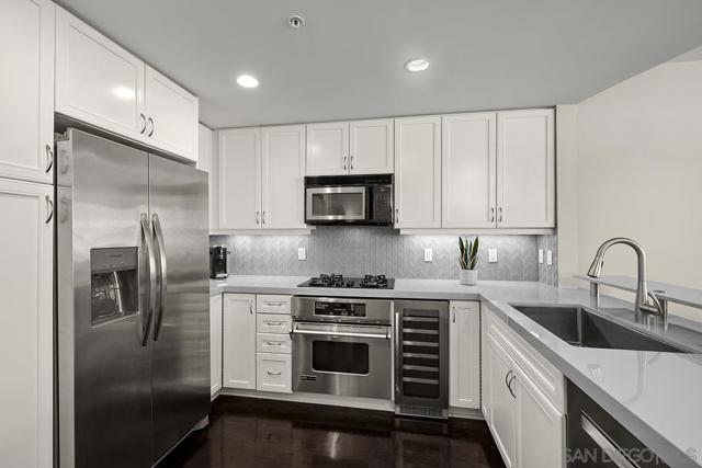 555 Front St, San Diego CA: https://media.crmls.org/mediaz/ea7ef1e8-4e57-45b7-9c3c-43b6c625e80a.jpg