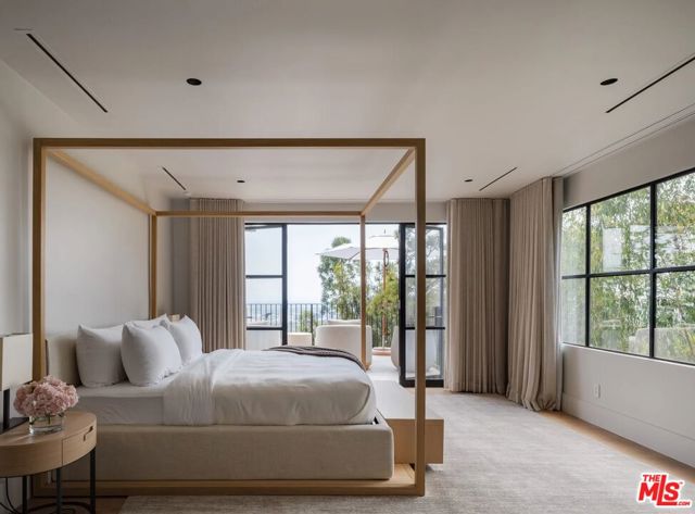 9360 Readcrest Drive, Beverly Hills CA: https://media.crmls.org/mediaz/ea7f08de-02eb-4456-a2ce-d685598d527b.jpg