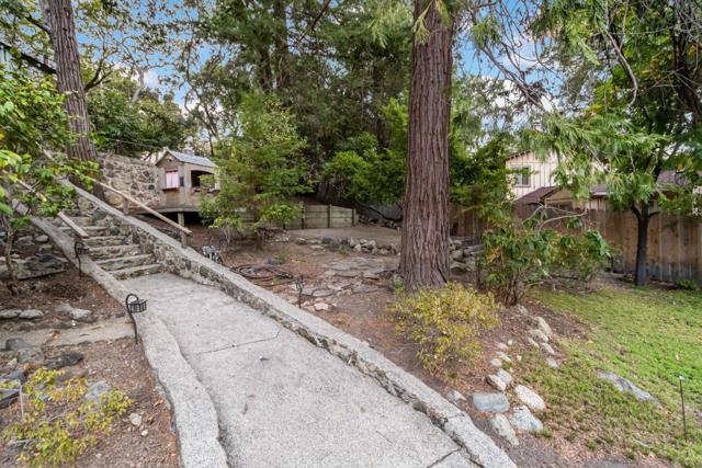 1019 Los Trancos Road, Portola Valley CA: https://media.crmls.org/mediaz/ea7f4667-7da0-44ff-96e1-16dbfea73ae0.jpg