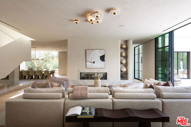 24172 Lupin Hill Road, Hidden Hills CA: https://media.crmls.org/mediaz/ea80ca9b-e201-4050-8260-2ffb0fa64705.jpg