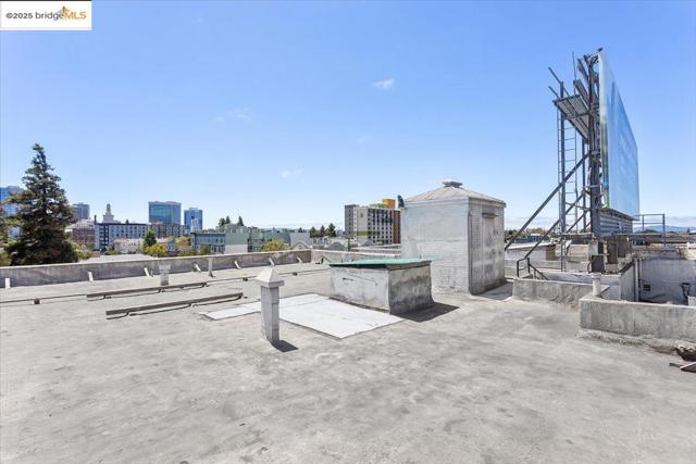498 25th Street, Oakland CA: https://media.crmls.org/mediaz/ea814b50-c341-44c1-9ef2-1cfe43207caf.jpg