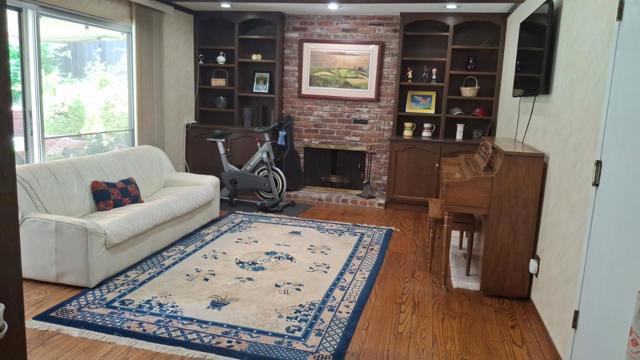 1683 Escalante Way, Burlingame CA: https://media.crmls.org/mediaz/ea817974-44dd-4d07-a04f-d4cf7963e87a.jpg