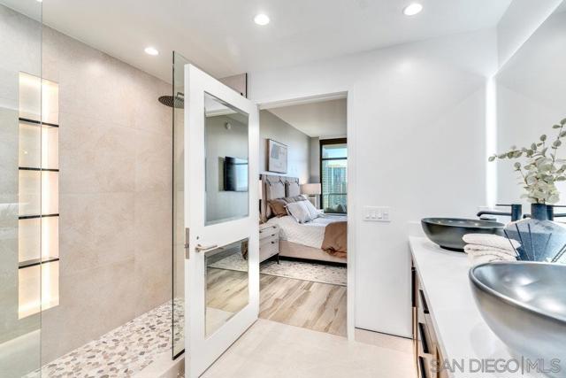 700 W E St, San Diego CA: https://media.crmls.org/mediaz/ea81aa9c-08db-4fb9-b8fa-63c9a1c94cf6.jpg