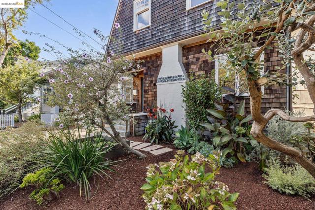 1532 Walnut St, Berkeley CA: https://media.crmls.org/mediaz/ea81b820-8879-4402-8606-f75cac6ca005.jpg
