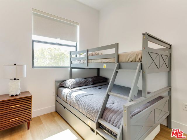 2817 1/2 S Redondo Boulevard, Los Angeles CA: https://media.crmls.org/mediaz/ea8290ad-eb62-4352-8f6e-d8407f607f92.jpg