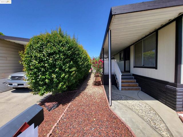 537 Cumana Cir, Union City CA: https://media.crmls.org/mediaz/ea82b49a-f5de-41d7-95d1-b6dcd32783d3.jpg