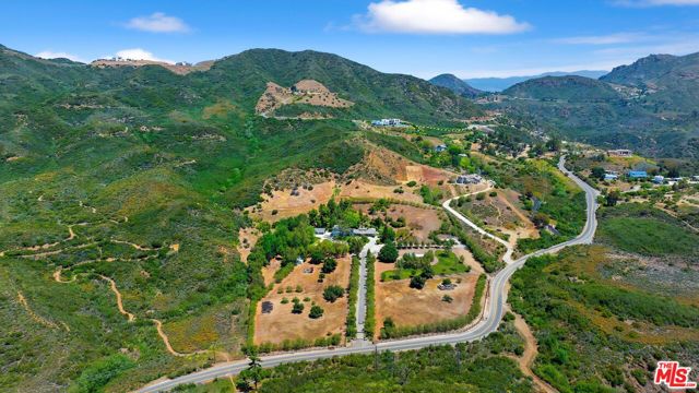 33269 Mulholland Highway, Malibu CA: https://media.crmls.org/mediaz/ea83314f-f4f1-4dba-9c0f-313040ada28a.jpg
