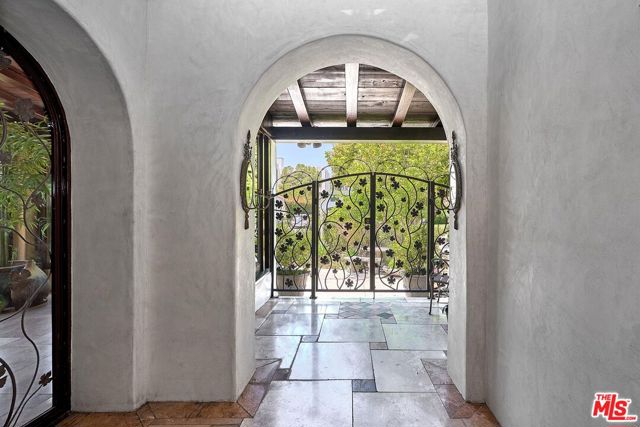 424 N Arden Boulevard, Los Angeles CA: https://media.crmls.org/mediaz/ea833278-9c0d-415f-8455-b3675c83d75a.jpg