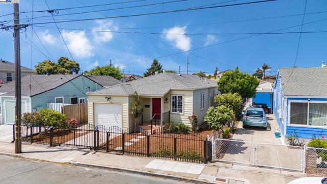 455 32nd St, Richmond CA: https://media.crmls.org/mediaz/ea83fa18-d81e-4caa-855f-448093055e82.jpg