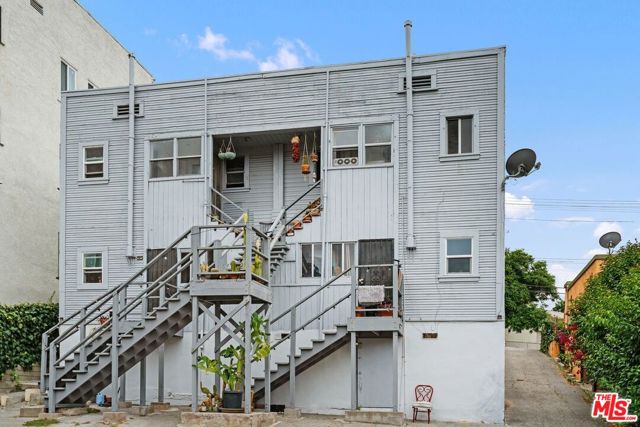 827 Lucile Avenue, Los Angeles CA: https://media.crmls.org/mediaz/ea848fd9-64c1-4403-8ade-4ae93ff5d799.jpg