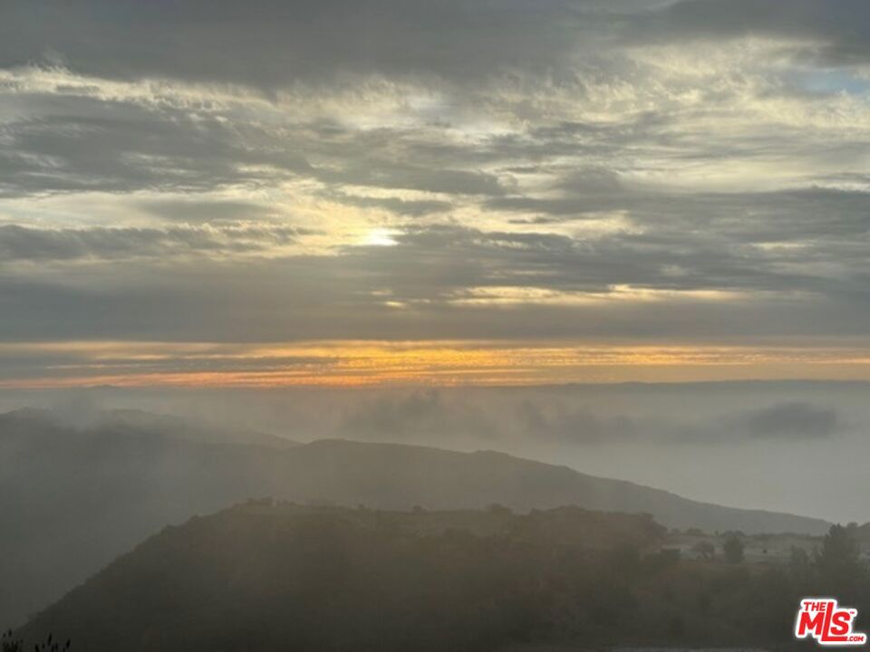 https://media.crmls.org/mediaz/ea84c6b2-2c82-4f3b-8777-350cd2421ff8.jpg?preset=X-Large