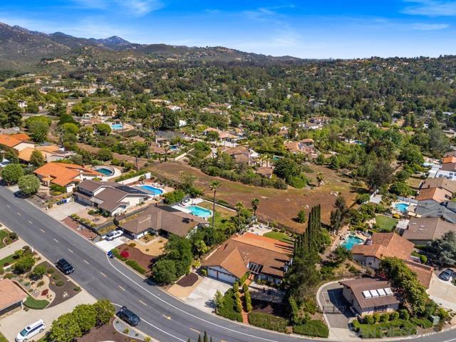 17109 Cloudcroft Dr, Poway CA: https://media.crmls.org/mediaz/ea85f86a-bf15-4f52-a05c-c63d33eec735.jpg