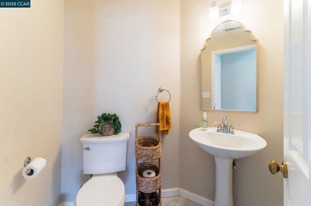 289 Crestview Ave, Martinez CA: https://media.crmls.org/mediaz/ea85fcac-b6bd-443d-b04c-f774b8b86b11.jpg