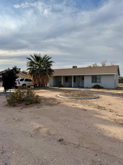 22394 Lone Eagle Rd, Apple Valley CA: https://media.crmls.org/mediaz/ea867b32-204e-44fc-aa76-83727c6a5ff9.jpg