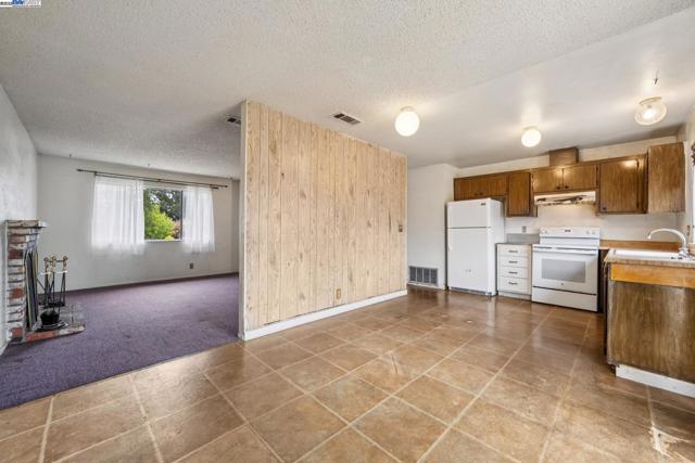 220 PEMBROKE DRIVE, Vallejo CA: https://media.crmls.org/mediaz/ea86a315-d82c-4fb7-b15b-794d5c705d8d.jpg