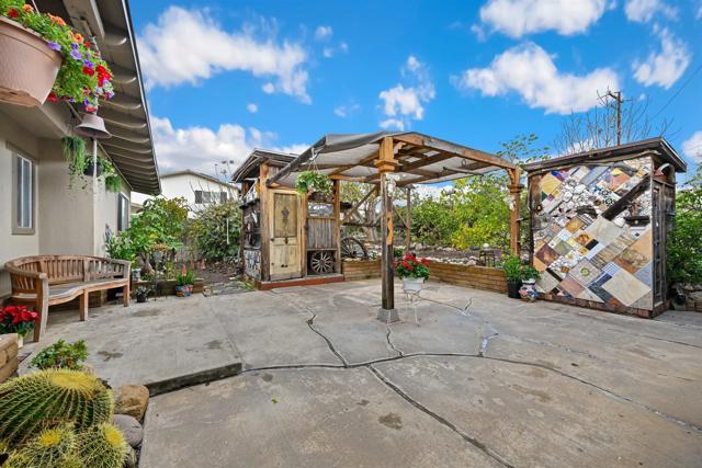 2344 Warmlands Ave, Vista CA: https://media.crmls.org/mediaz/ea886812-3b82-4282-a25f-444a654425f5.jpg