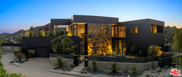 2341 Gloaming Way, Beverly Hills CA: https://media.crmls.org/mediaz/ea886c18-e362-41ec-ac96-9b685b3b81d9.jpg