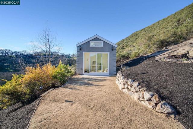 2420 Diablo Lakes Ln, Diablo CA: https://media.crmls.org/mediaz/ea88c43b-ec59-441e-881e-504765f81b4b.jpg