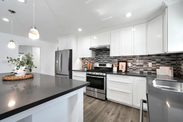 3254 Keith Ave, Castro Valley CA: https://media.crmls.org/mediaz/ea88ca0f-2452-485d-948b-9ab3b07f2edc.jpg