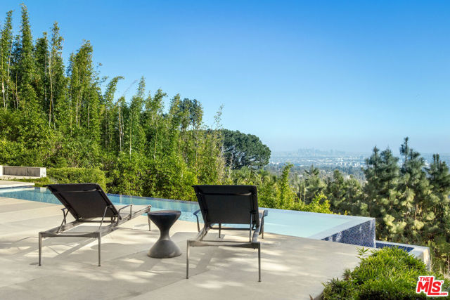 1290 Angelo Drive, Beverly Hills CA: https://media.crmls.org/mediaz/ea8a4d4a-7696-4ad9-a6ee-b40b40983157.jpg