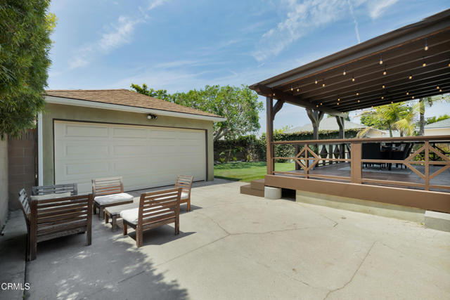 7933 Kenyon Avenue, Los Angeles CA: https://media.crmls.org/mediaz/ea8a716c-71d4-448f-89e6-7070d80d5986.jpg