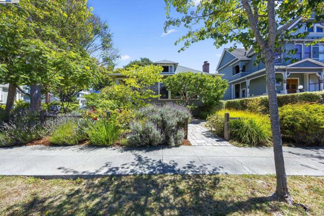 898 Union St, Alameda CA: https://media.crmls.org/mediaz/ea8a75fe-5104-4c83-8213-11ba4bd61558.jpg