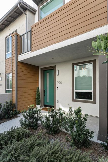 Detail Gallery Image 3 of 43 For 958 Foxwood Ln, Vista,  CA 92081 - 1 Beds | 2 Baths