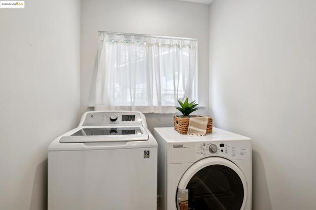 184 Lombardy Ln, Orinda CA: https://media.crmls.org/mediaz/ea8c11e5-bc39-491f-a6a3-e76875953f73.jpg