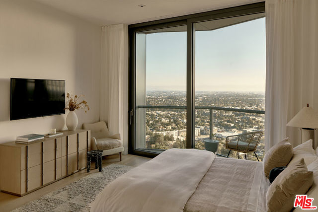 211 W Elm Court, Los Angeles CA: https://media.crmls.org/mediaz/ea8c78f3-10f6-4a99-ac56-75adad1852ae.jpg