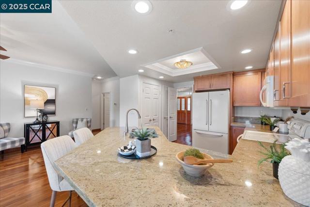 5501 Terra Granada Dr, Walnut Creek CA: https://media.crmls.org/mediaz/ea8ca99c-9281-4e95-a045-50531f95aa6e.jpg