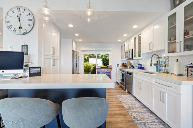 6766 Las Olas Way, Malibu CA: https://media.crmls.org/mediaz/ea8ccd09-0813-4a72-8151-4a116024b00b.jpg