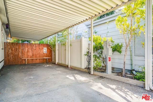 1165 Cherokee, Topanga CA: https://media.crmls.org/mediaz/ea8e26f8-026f-4e2f-b236-0c525091099d.jpg